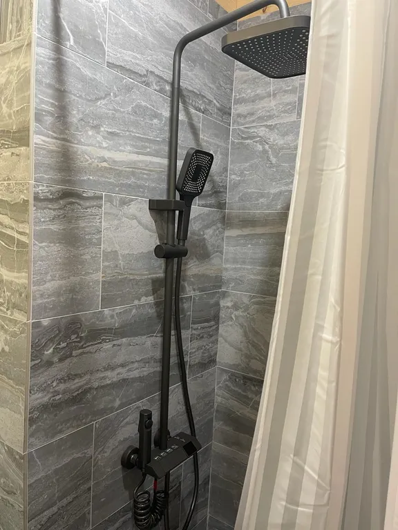 Шале на берегу реки с банным чаном и дровяной баней