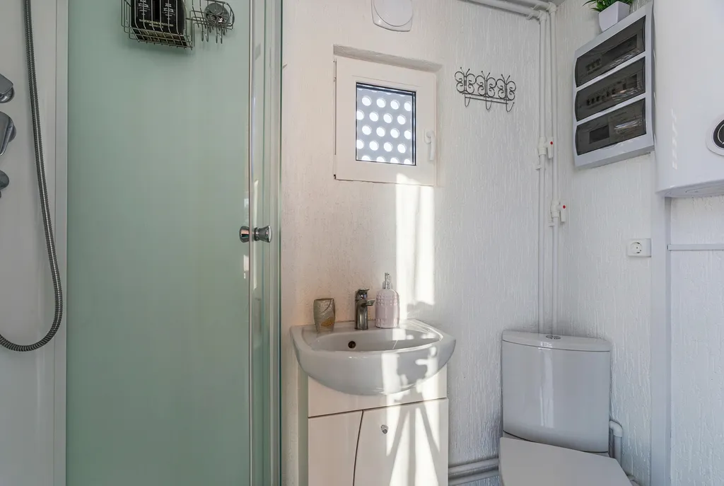 Глэмпинг на берегу с панорамными окнами