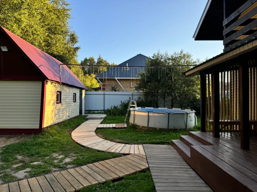 Уютный коттедж в окружении леса