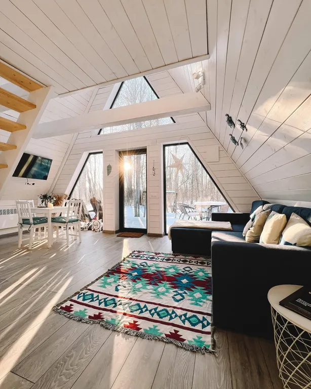 Уютный треугольный домик, качественный сервис и природа ждут вас