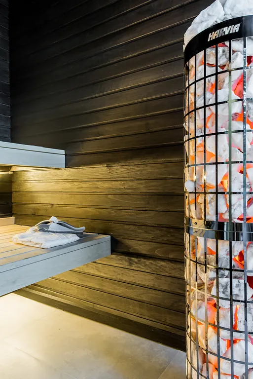 Уютный дом в окружении  леса