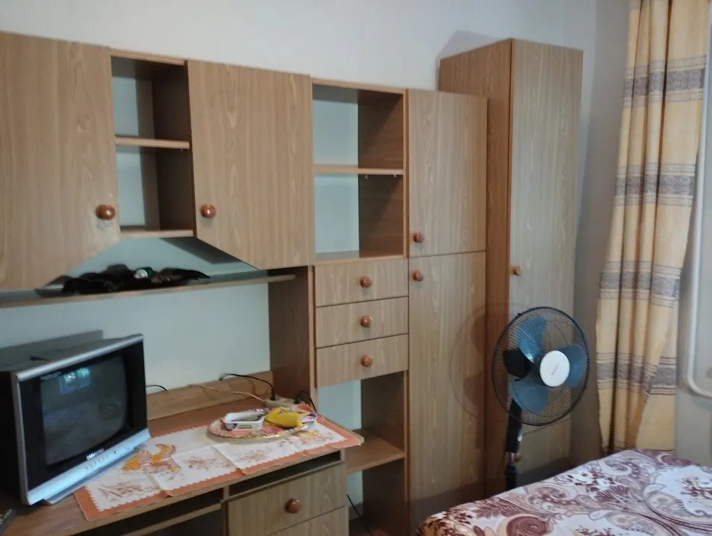 Комната с видом на осенний двор и сад