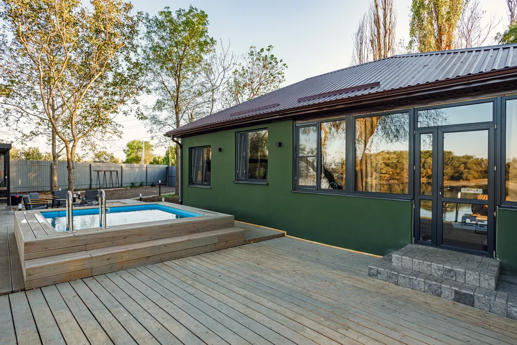 Дом на берегу реки