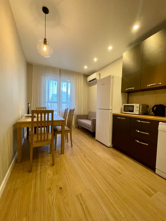 Новая квартира с кроватью возле панорамного окна, высокий этаж