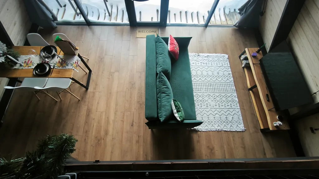 Двухэтажный а-фрейм с панорамным остеклением и террасой