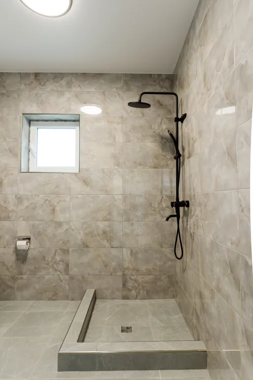 Двухэтажный сруб на берегу озера