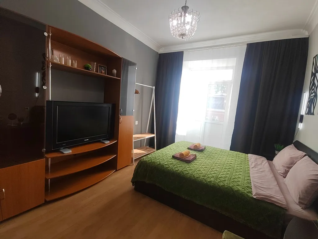 Трёхкомнатная квартира с раздельными комнатами, балконом в центре