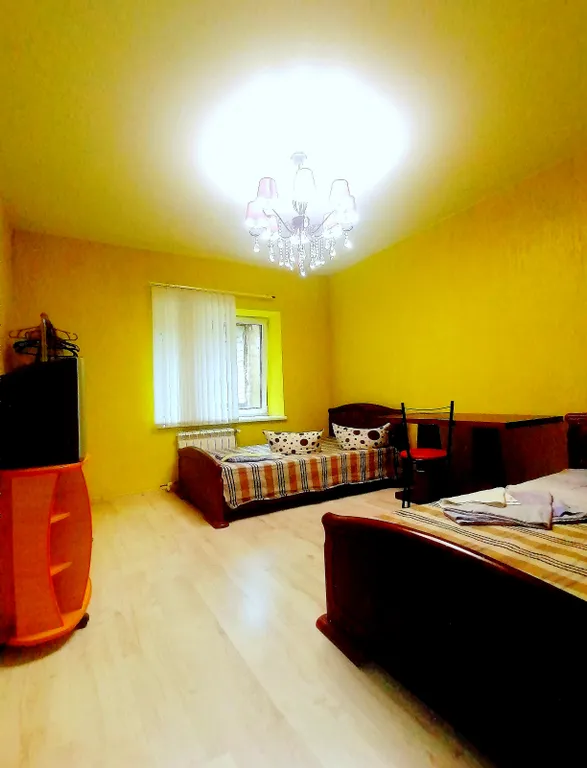 Уютная комната в большом частном доме у парка