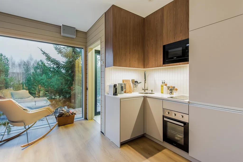 Уютный дом в окружении  леса