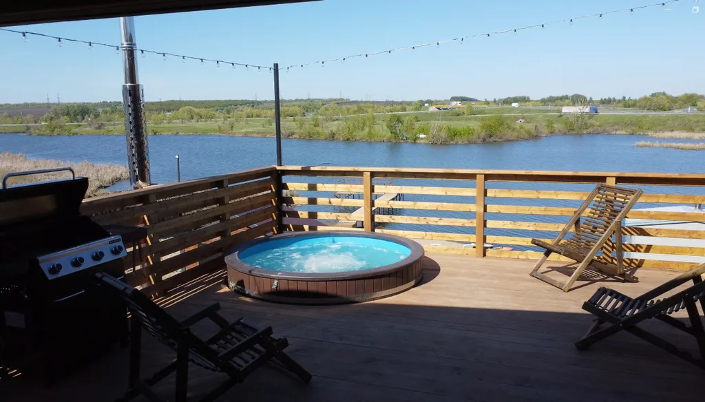 Дом на берегу озера с сауной и купелью