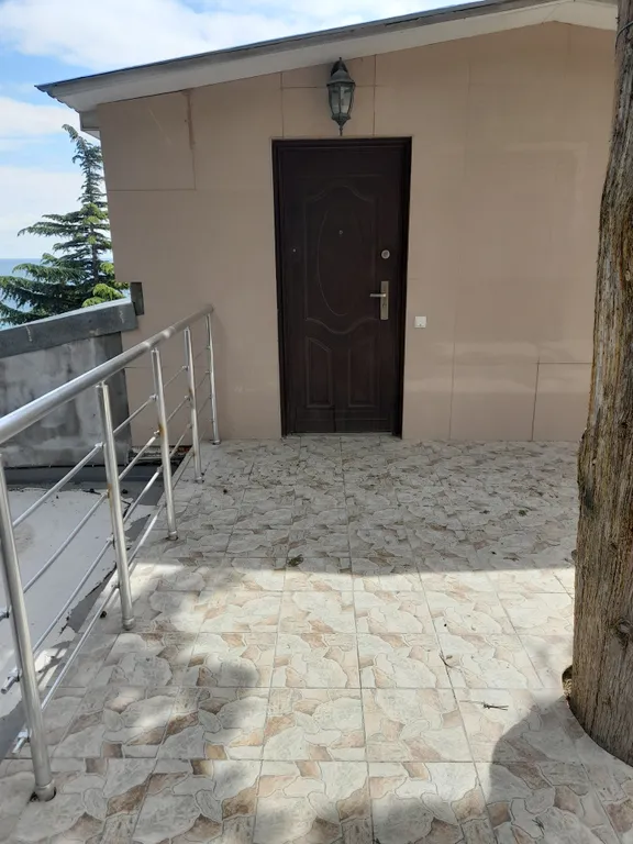 Уютная комната со стоянкой для автомобиля