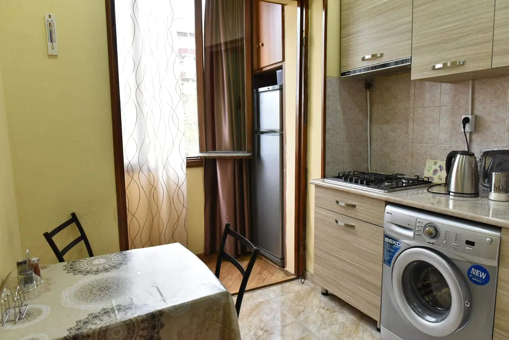 Однокомнатная чистая квартира посреди метро Дидубе и метро Грмагеле