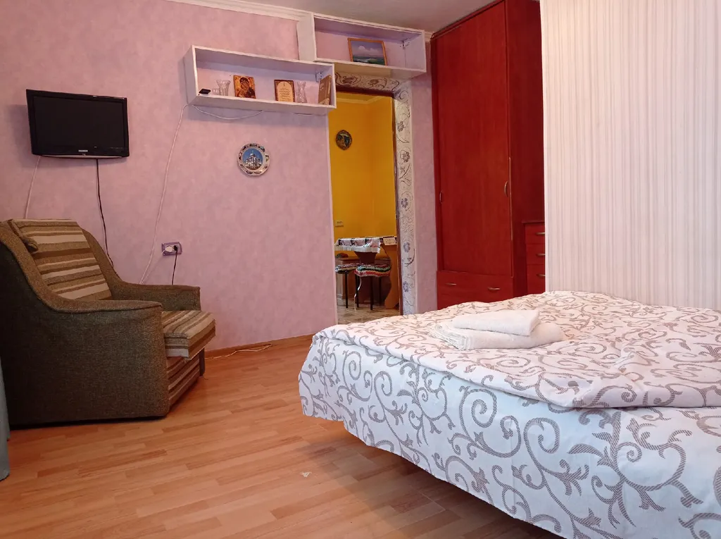 Небольшая, очень светлая и летом с приятной прохладой квартира