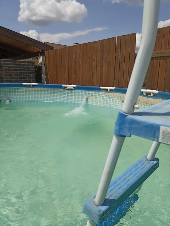 Уютный дом с зеленой лужайкой