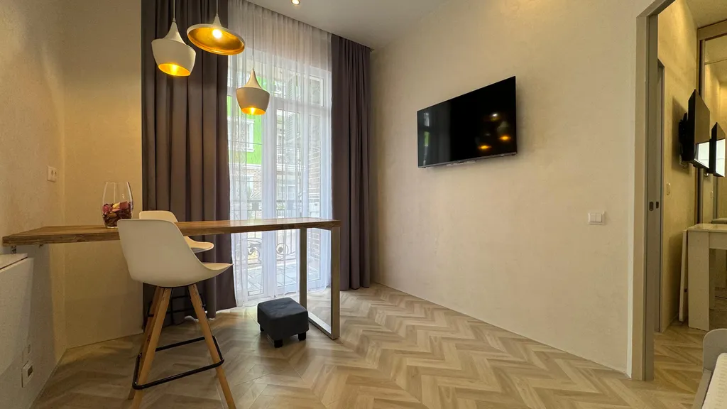 Евротрехкомнатный апартамент с балконом на первой линии