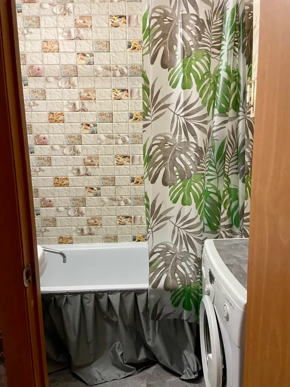 Просторная изумрудная квартирка