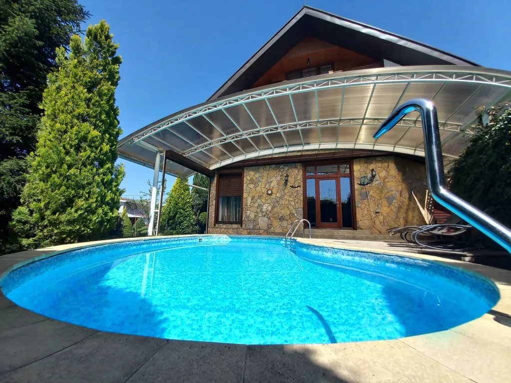 Дом с бассейном и баней для уединенного отдыха