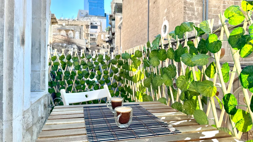 Крутые апартаменты с балконом рядом с Парижской площадью