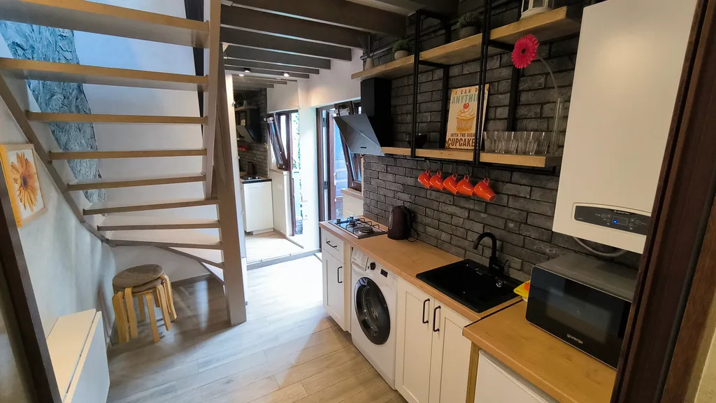 Домик в уютном дворе у моря