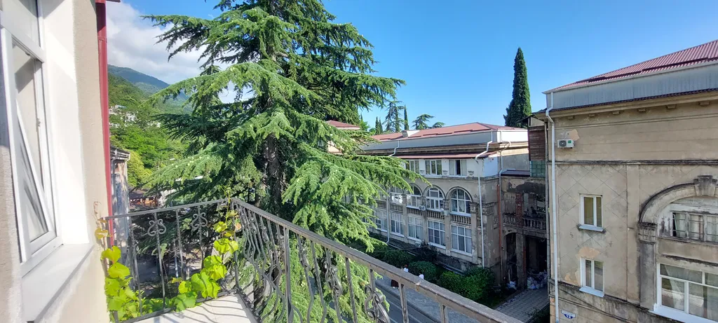 Трёхместный номер с балконом и видом на море