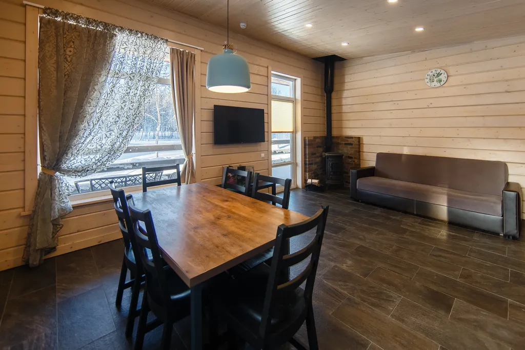 Просторный коттедж с двумя спальнями, камином и сауной