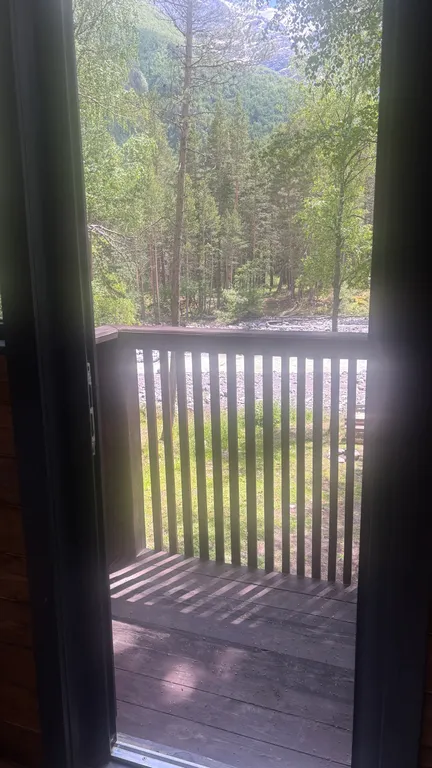 Уютный двухэтажный домик у реки, треугольник