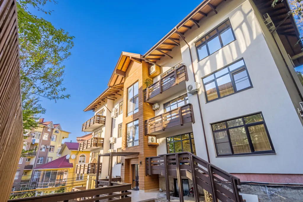 Квартира MyHomeYourHome в клубном доме с бассейном