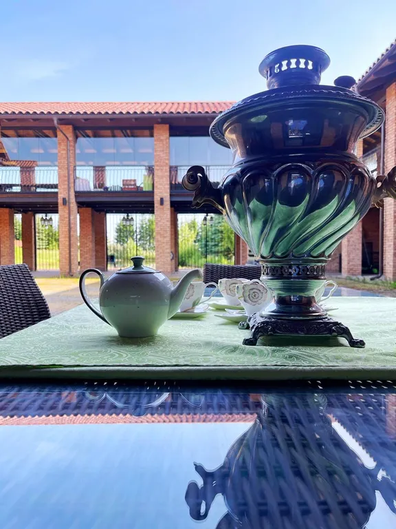 Уютный коттедж в городе со своим озером на территории