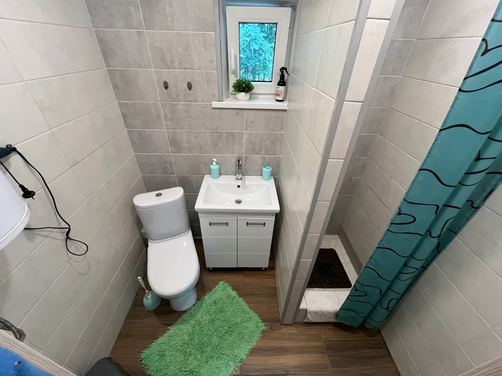 Дом и баня у скалы