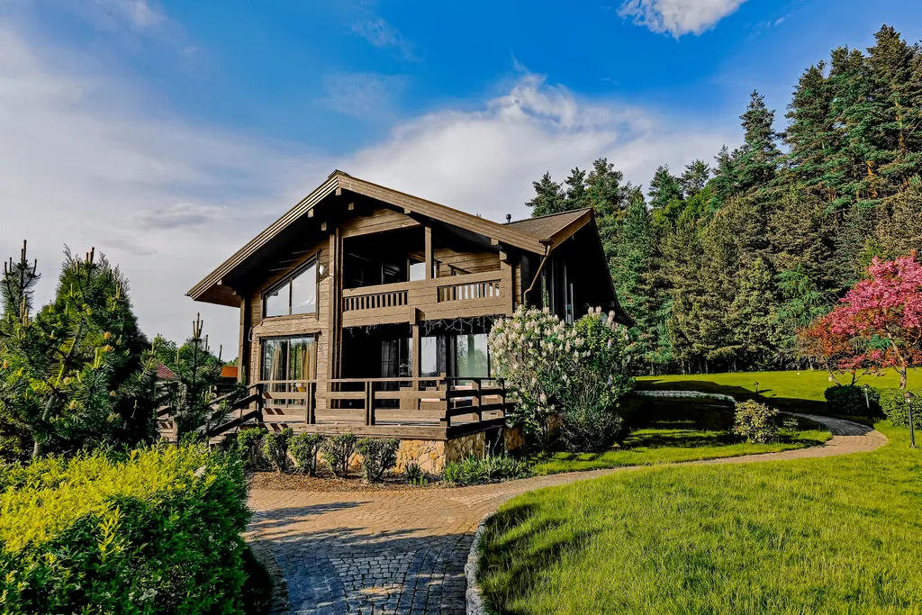 Коттедж с бассейном на берегу озера Порт Жемчужный