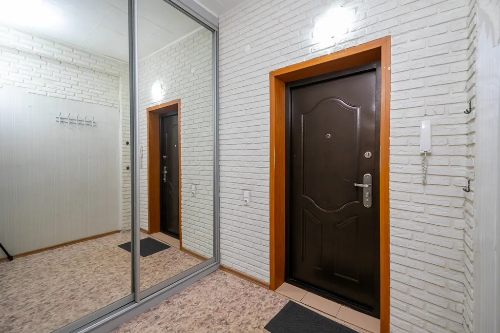 Большая студия с потолками 3 метра и Smart TV