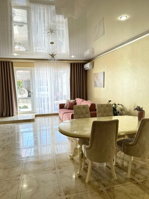 Уютный дом с двориком в центре города