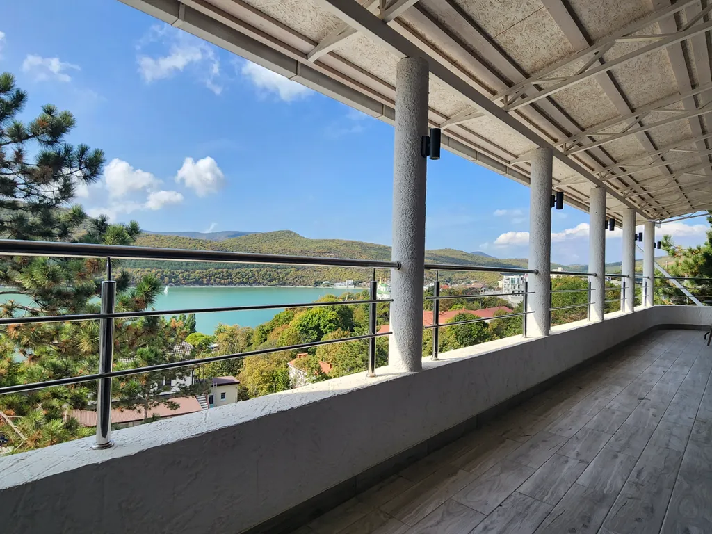 Комфортный номер с террасой и с видом на озеро