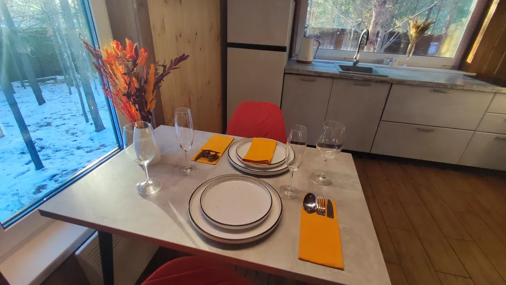 Глэмпинг в сосновом лесу