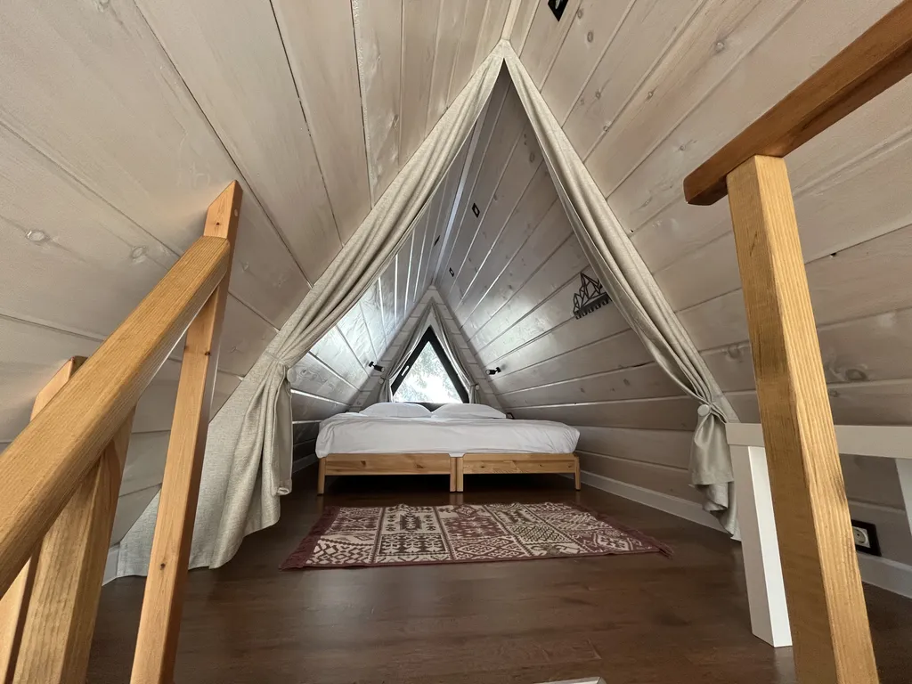 Уютный треугольный домик в лесу