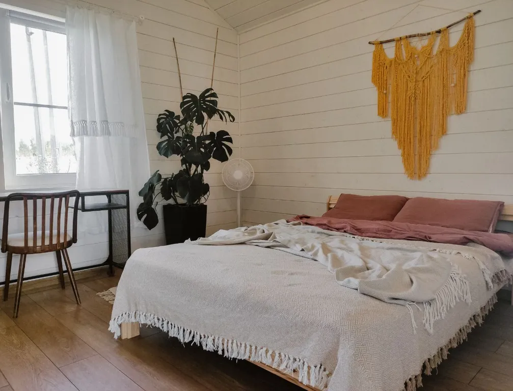 Дом с панорамными окнами и камином в Болотов Деревне