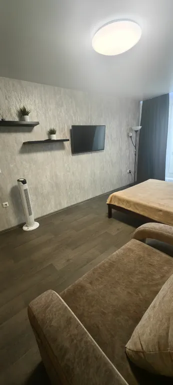 Студия с видом на ТЦ Планета