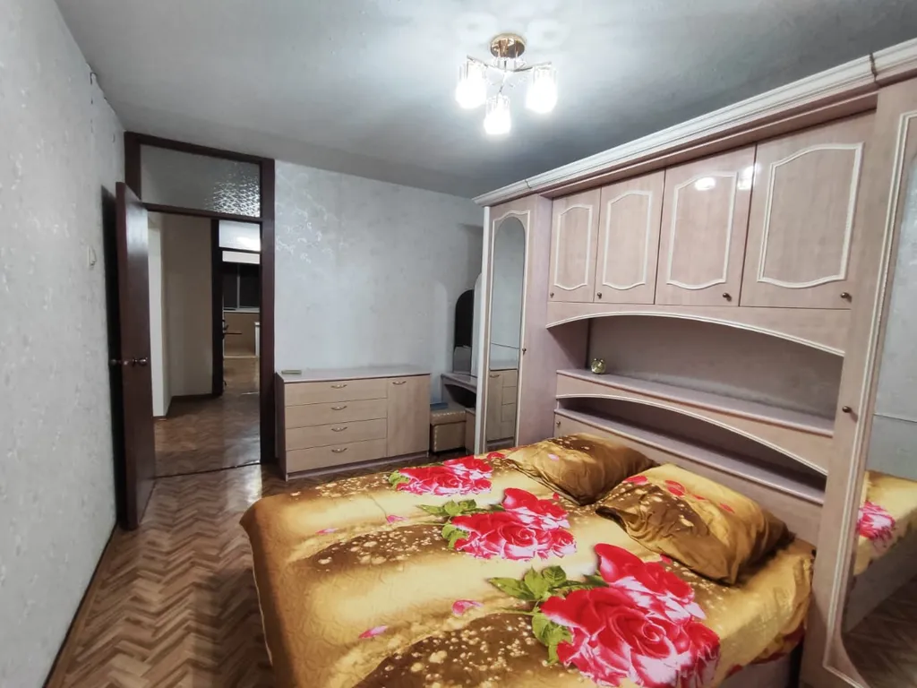 Чистая, скромная трёшка. С винтажной мебелью