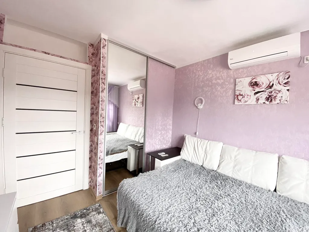 Уютная двухуровневая квартира с обеденной зоной во дворе