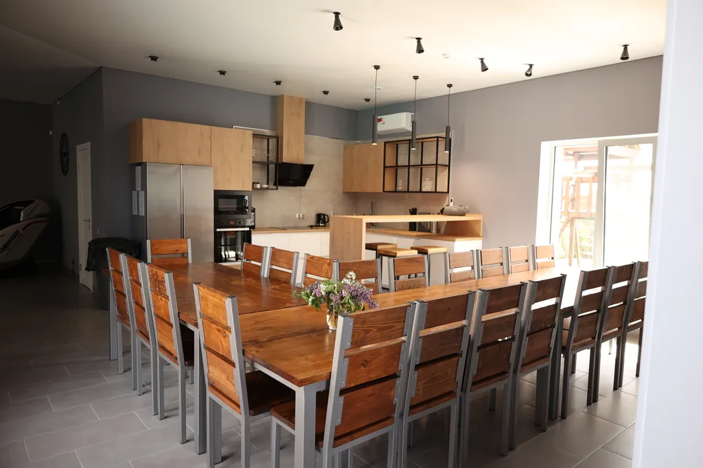 Вилла с бассейном на берегу реки в 30 минутах от центра города