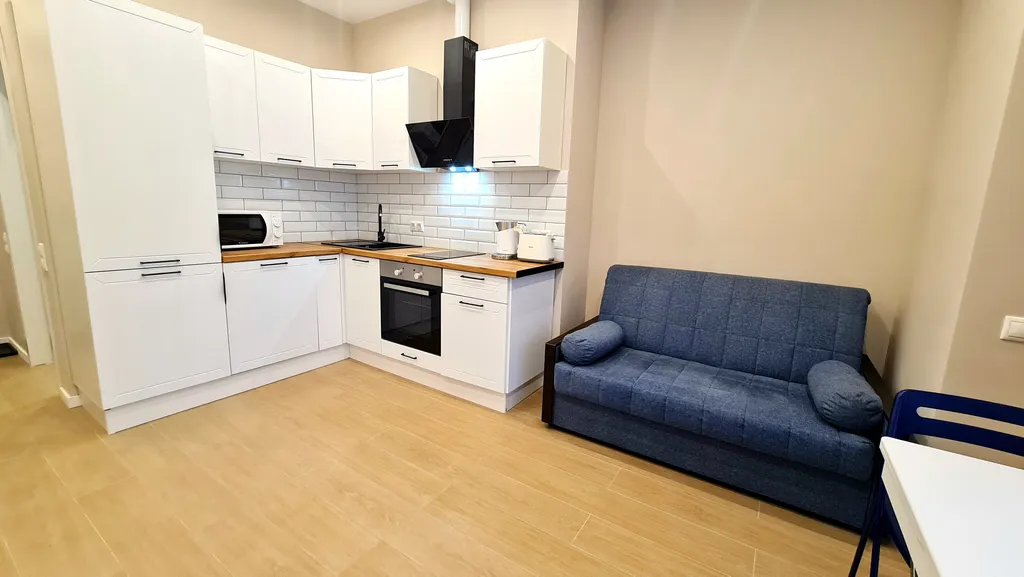 Квартира-студия с изолированной спальней и балконом в приморском парке