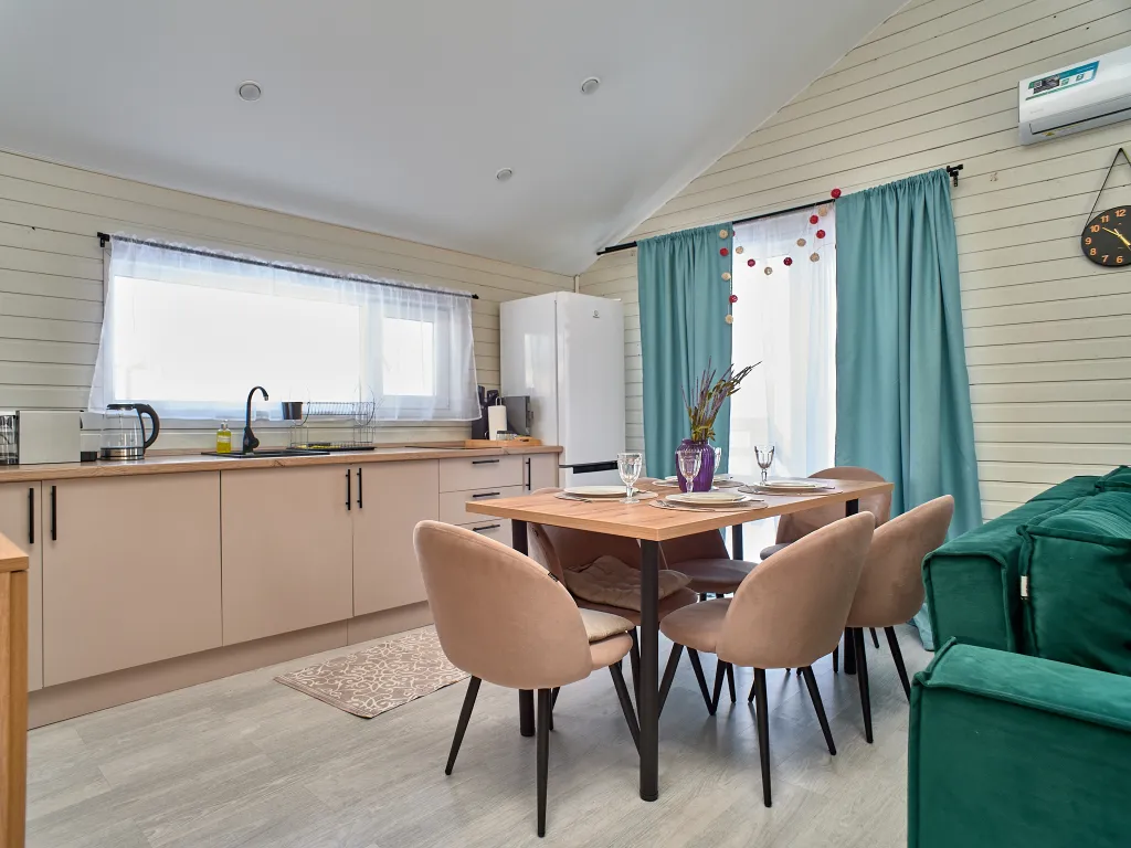 Творческий дом с игровой и полкой увлечений