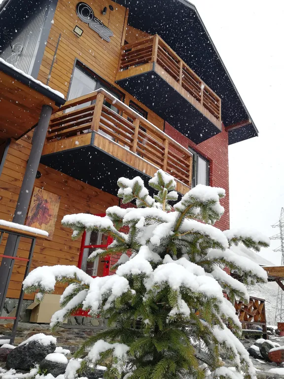 Уютная студия люкс с панорамными окнами с видом на горы