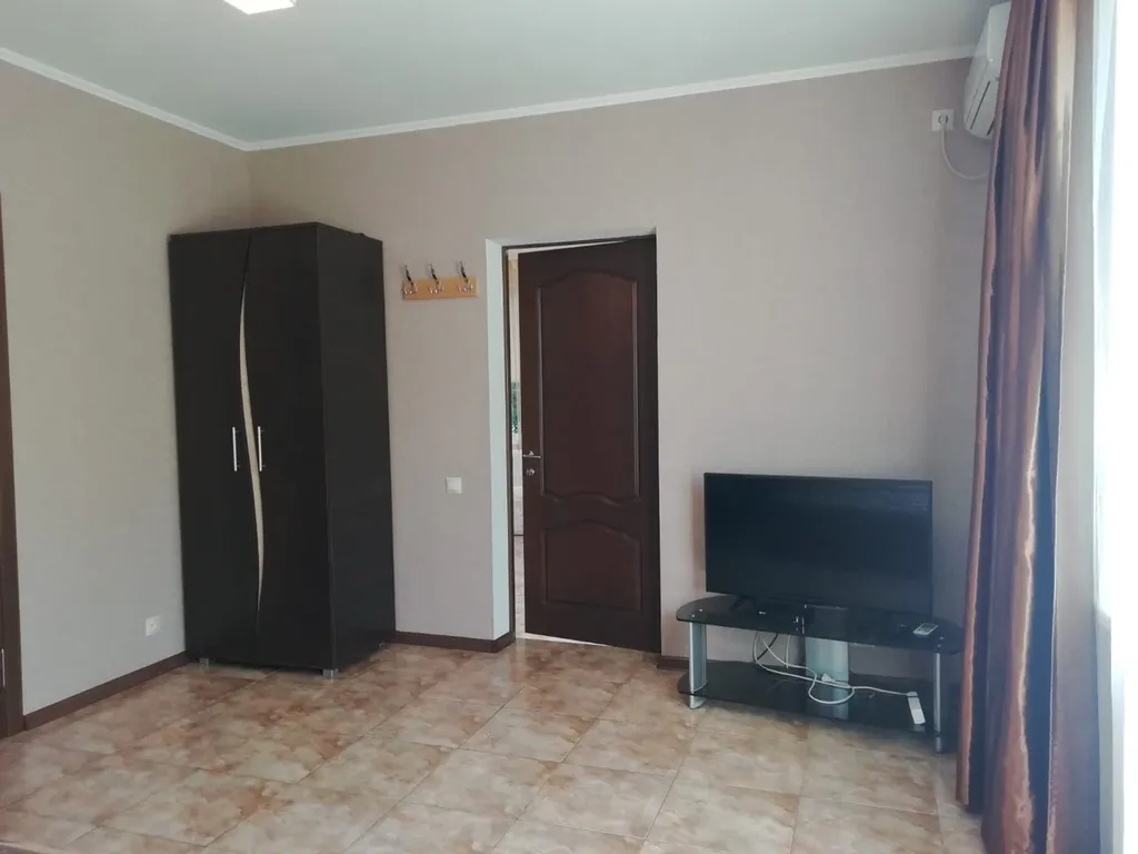 Домик с видом на сад