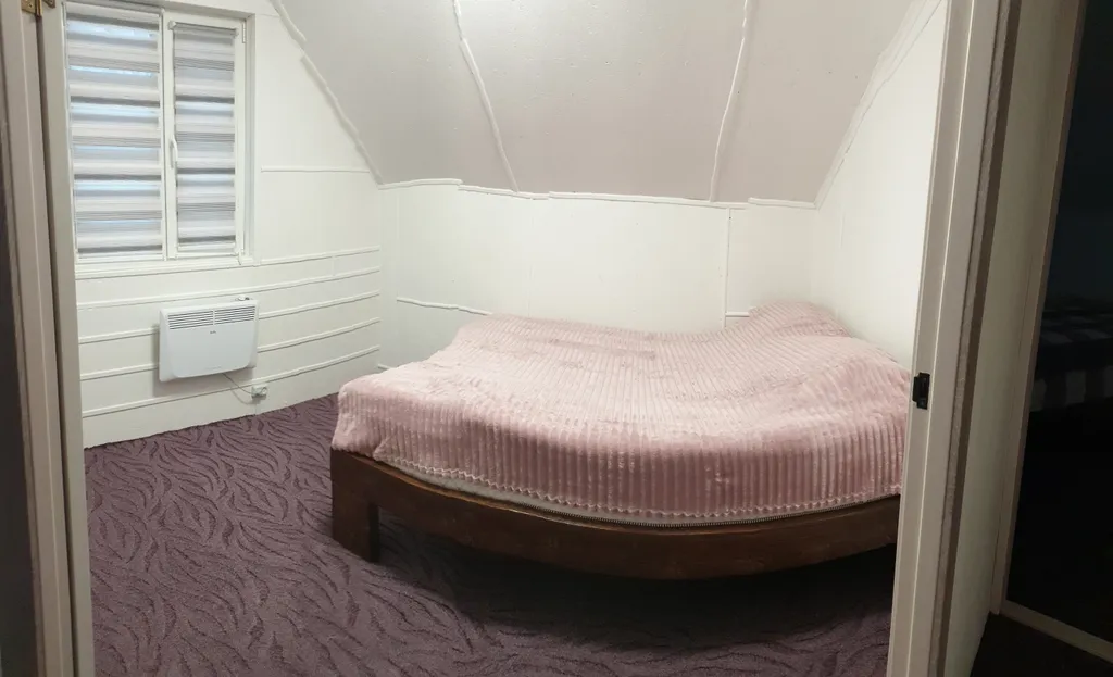 Уютный дом с сауной на первом этаже, в черте города у ручья