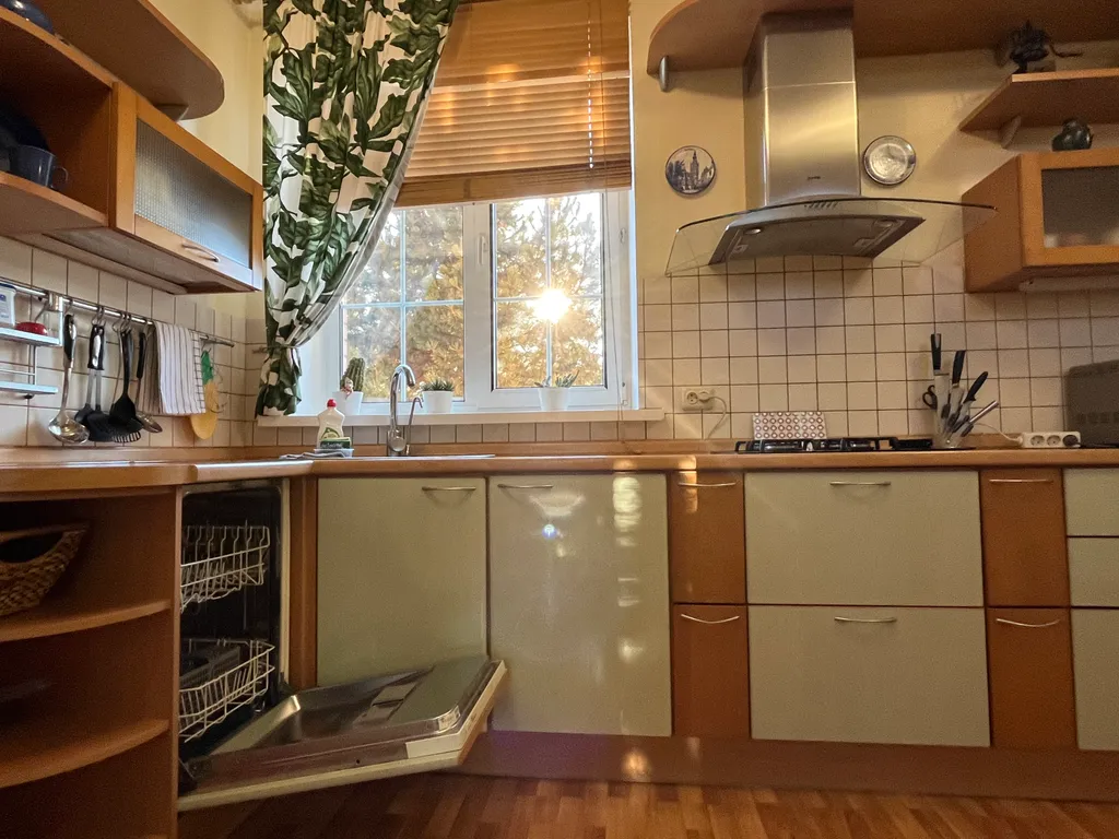 Коттедж в саду