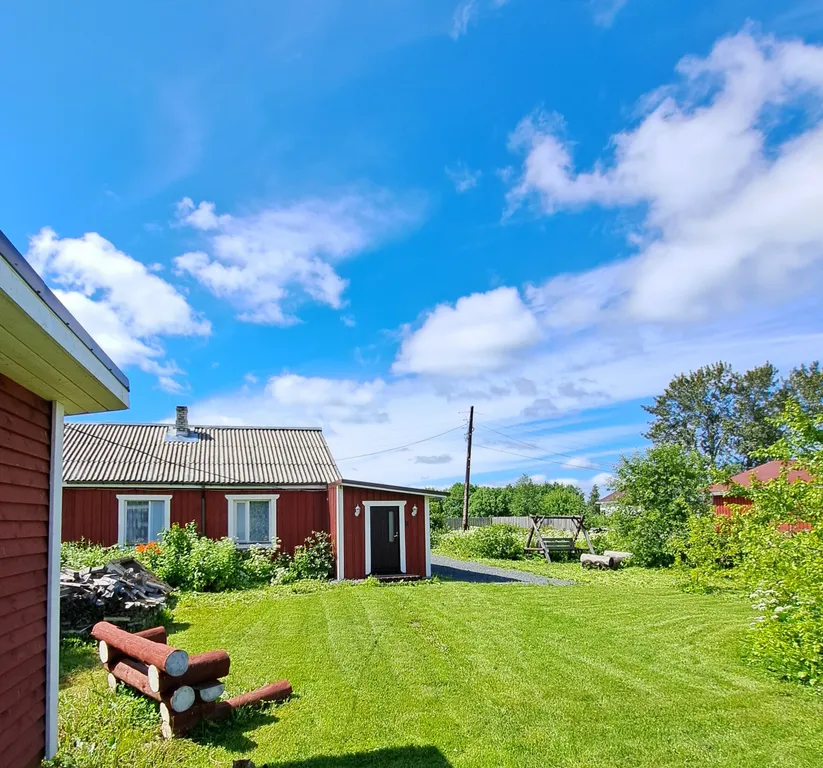 Дом с качелями