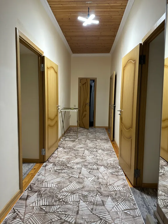 Уютный домик аквамарин у водопада и леса