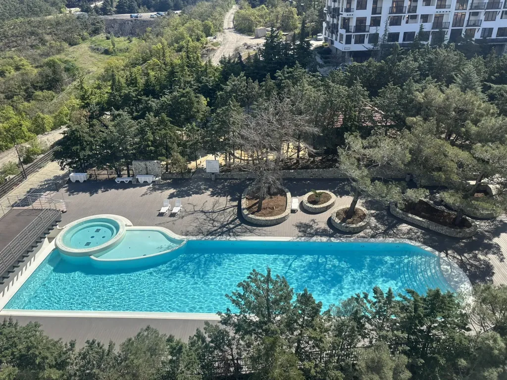 Уютная студия с видом на бассейн и море в курортном комплексе Лучистое