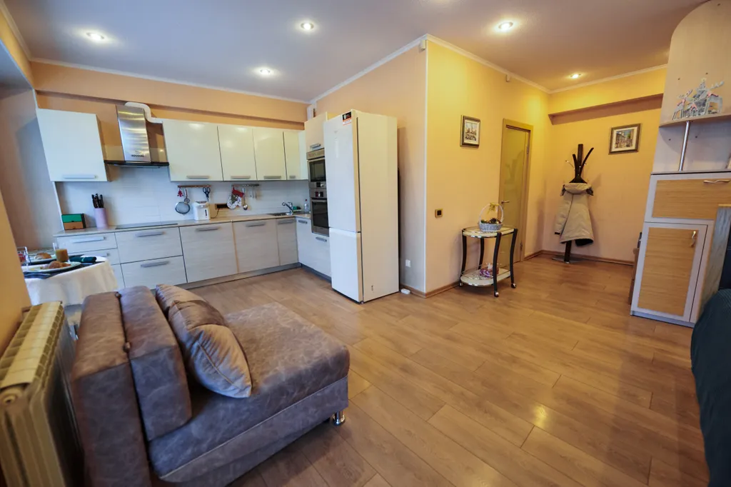 Уютная современная студия с удобным рабочим местом